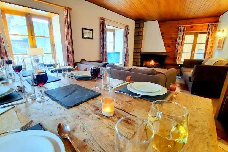 chalet le loup dining living area
